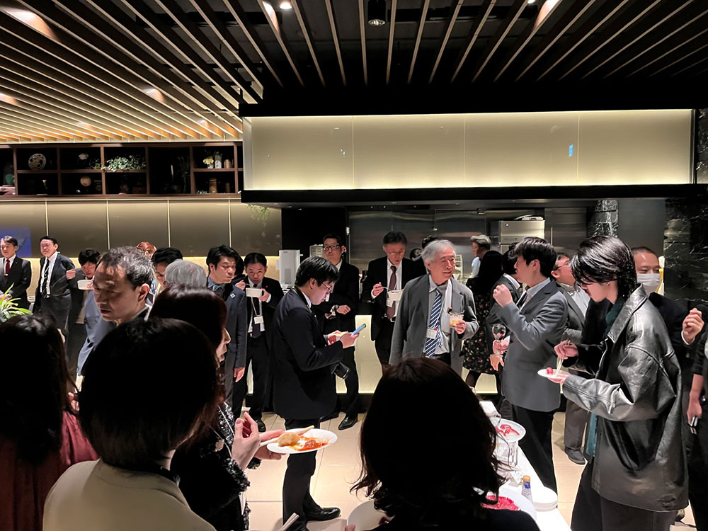 鯨料理を楽しむ参加者
